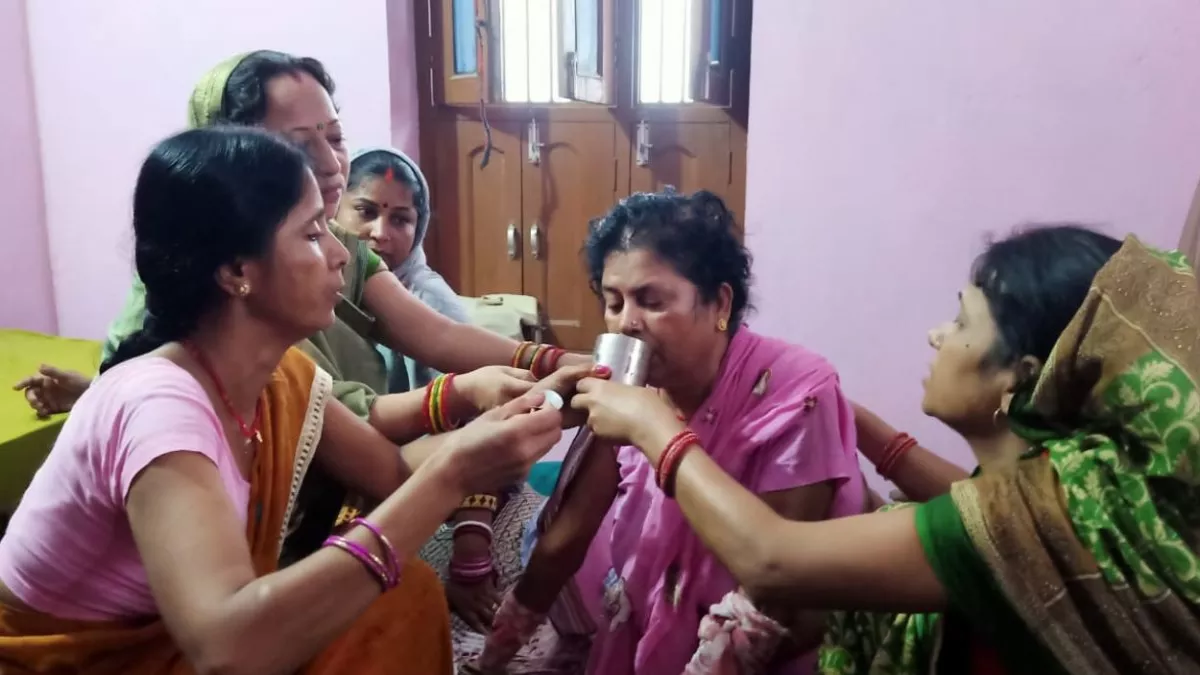 'क्यों पत्नी को पीट रहे हो', रिटायर्ड दारोगा की बात सुनते ही पड़ोसी ने ईंट से किया वार; हत्या के बाद हुआ फरार