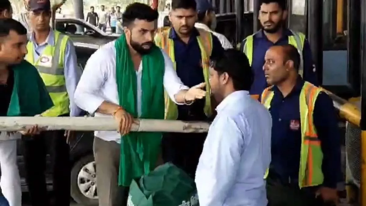 NH-34 पर 20 मिनट तक फ्री निकलती रहीं गाड़ियां...टोल मांगने पर भिड़ गए भाकियू कार्यकर्ता, मैनेजर से अभद्रता