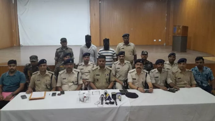 गिरफ्तार आरोपितों के बारे में जानकारी देते सरायकेला एसपी। जागरण