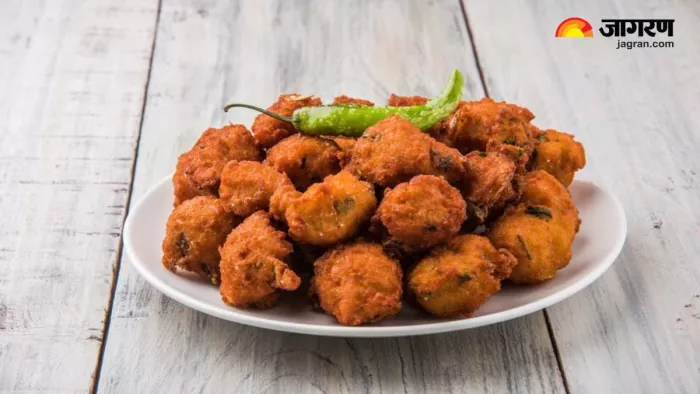 कच्चे चावल और आलू से बनने वाले क्रिस्पी पकौड़े (Pic credit- freepik)