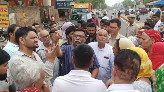 पेयजल की समस्या को लेकर ग्रामीणों ने बावल रोड जाम कर दिया।