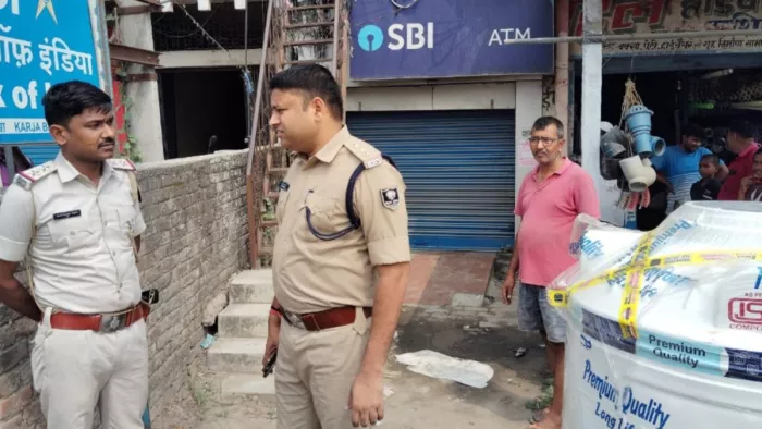 शनिवार को घटनास्थल पर चर्चा करते हुए एसडीपीओ।
