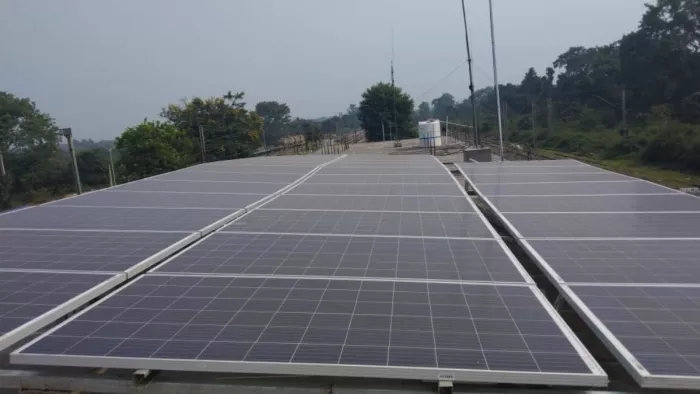 गझंडी स्टेशन में भवन की छत पर लगे सोलर प्लेट