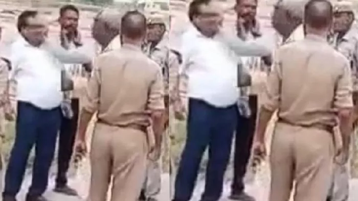 Firozabad News: थप्पड़ मारता हुआ किसान, वीडियो से ली तस्वीर।