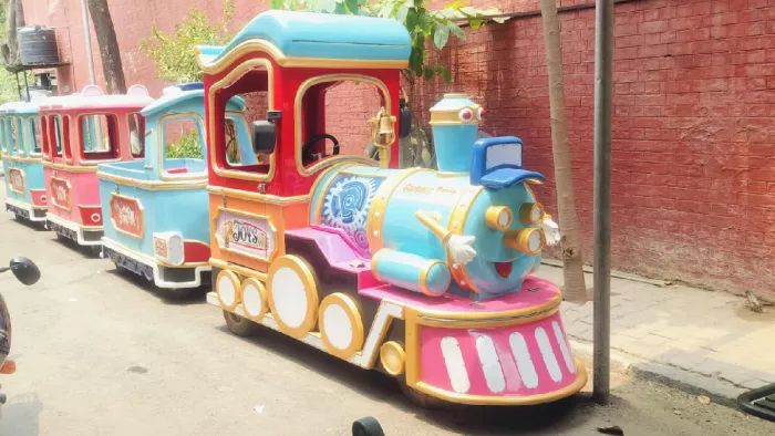 एलांते मॉल में टॉय ट्रेन पलटने से हुआ हादसा