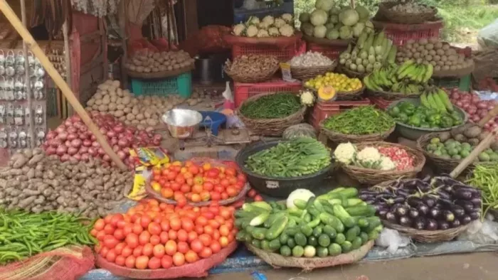 फिर लगा महंगाई का तड़का, टमाटर हुआ लाल तो तीखी हो गई हरी मिर्च (फाइल फोटो)
