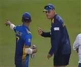 श्रीलंका के मुख्य कोच मिकी आर्थर और कप्तान दशुन शनाका।