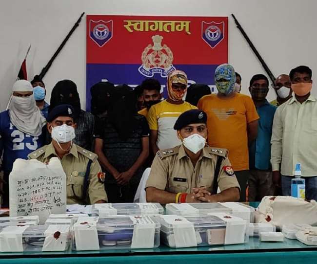 गोरखपुर में गिरफ्तार साइबर अपराधियों के बारे में जानकारी देते एसएसपी दिनेश कुमार पी। सौ पुलिस मीडिया सेल।