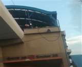 मेट्रो स्टेशन के छज्जे से कूदने का प्रयास करती युवती।