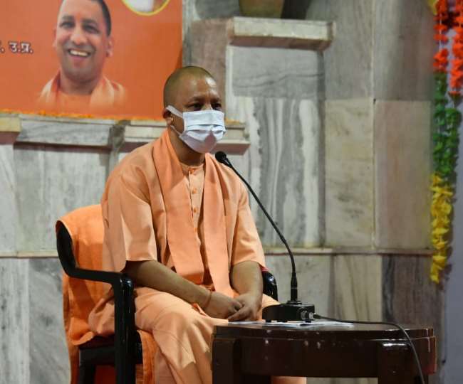 गुरु पूर्णिमा पर संबोधित करते सीएम योगी आदित्‍यनाथ, सौ. मंदिर।