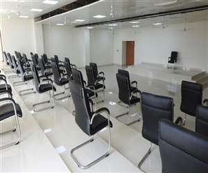 मेडिकल कालेज में बने संकाय सदस्य कक्ष में लगीं कुर्सियां। जागरण