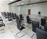 मेडिकल कालेज में बने संकाय सदस्य कक्ष में लगीं कुर्सियां। जागरण