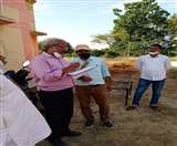 सरसौल वृहद गोसंरक्षण केन्द्र में निरीक्षण के दौरान संयुक्त निदेशक पशु विभाग डा. डी के बंसल