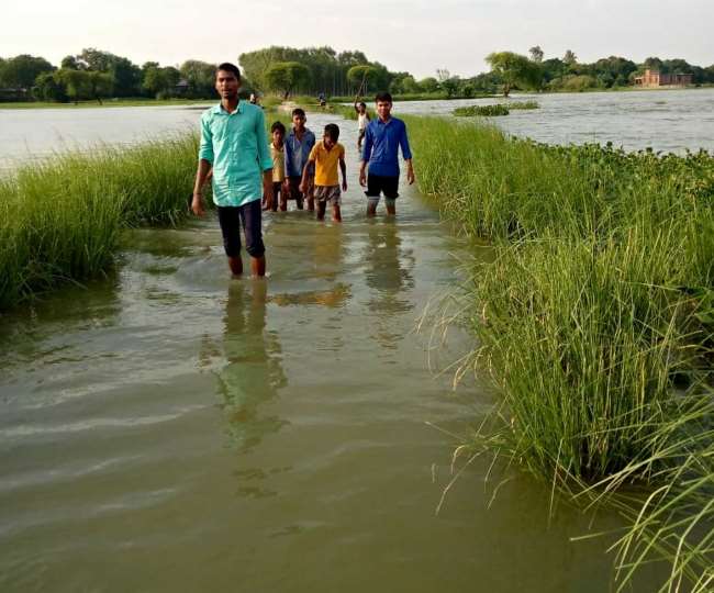 बड़हलगंज के खोहियापट्टी बैरियाखास मार्ग पर चढ़ा बाढ़ का पानी, जागरण।