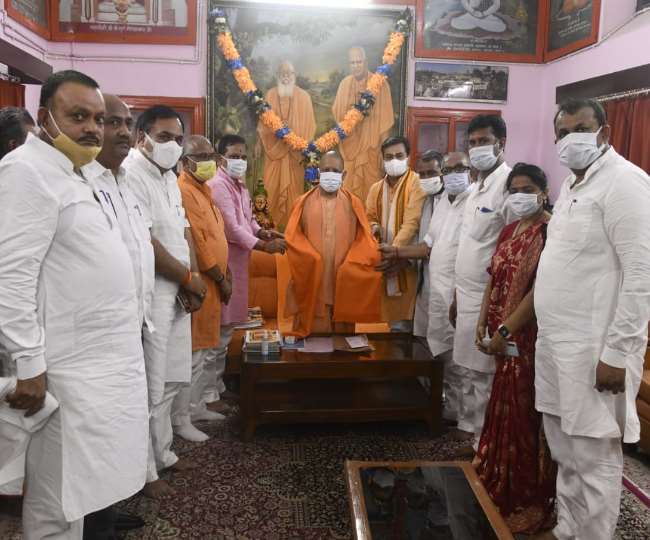 मुख्‍यमंत्री योगी आदित्‍यनाथ का अभिनंदन करते भाजपा नेता, जागरण।