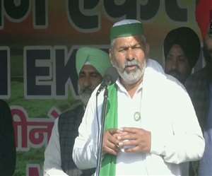 धरना स्थल पर शनिवार को किसान नेता राकेश टिकैत पहुंचे।