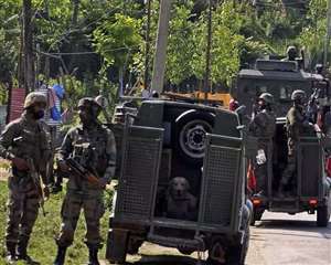 हत्यारों को पकड़ने के लिए लुरगाम व उसके साथ सटे इलाकों में घेराबंदी कर तलाशी अभियान चलाया गया है।