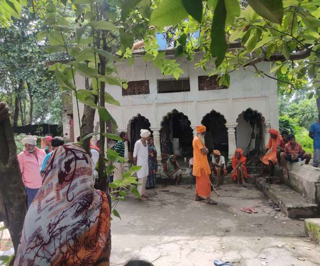 साधु की मौत की खबर पर मंदिर में शोकग्रस्‍त साधु, जागरण।