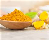 एक्ने से लेकर स्ट्रेच मार्क्स तक, त्वचा की इन 4 समस्याओं के लिए ऐसे काम आती है हल्दी