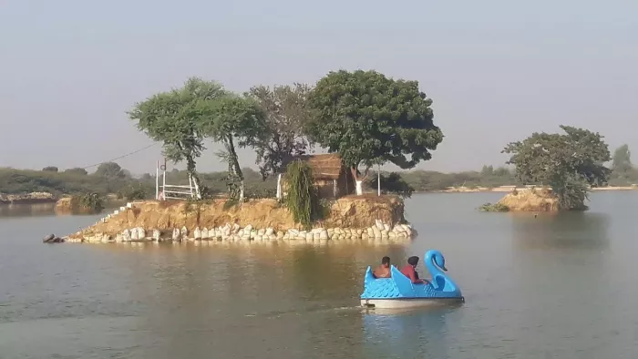 हिसार में ब्लू बर्ड झील का सुधारीकरण का कार्य चल रहा है