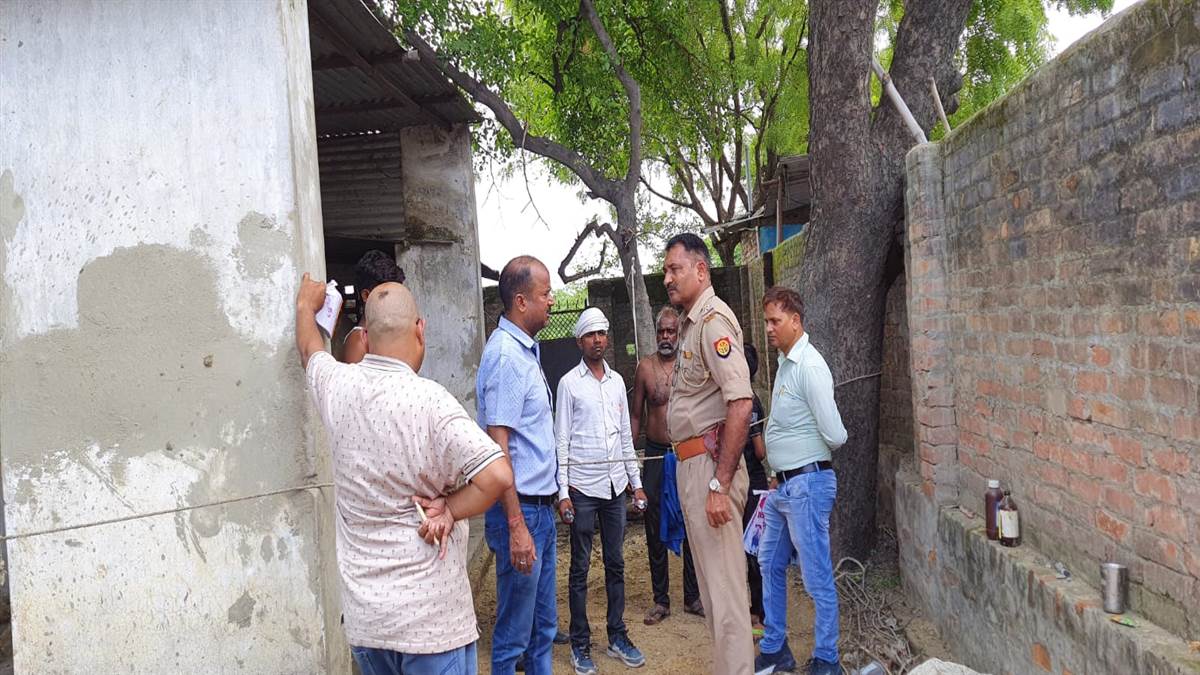 camel dies under protection of varanasi police team of veterinarians did post mortem