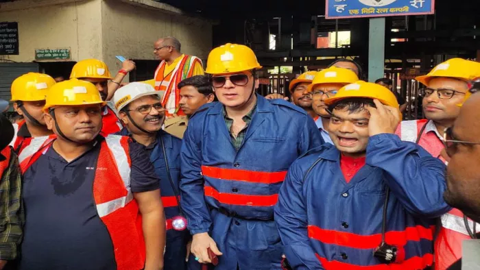 अभिनेता आदित्य पंचोली धनबाद आए हुए है। इसी क्रम में धनबाद के मुनीडीह के भूमिगत खदान का दर्शन किया। (जागरण)