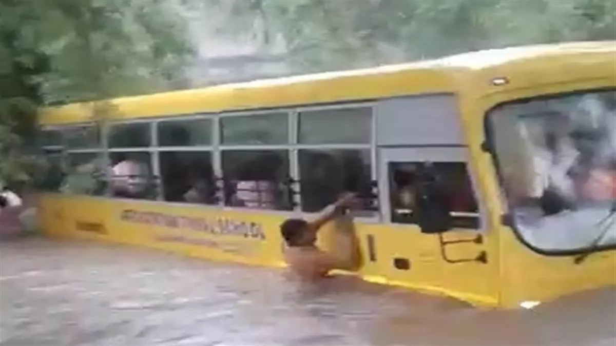 MP News: स्कूल बस से उतरे बच्चों को ले गई महिला, अपहरण की बात पर बैठ गया दादी का दिल, सच ने सबको कर दिया हैरान