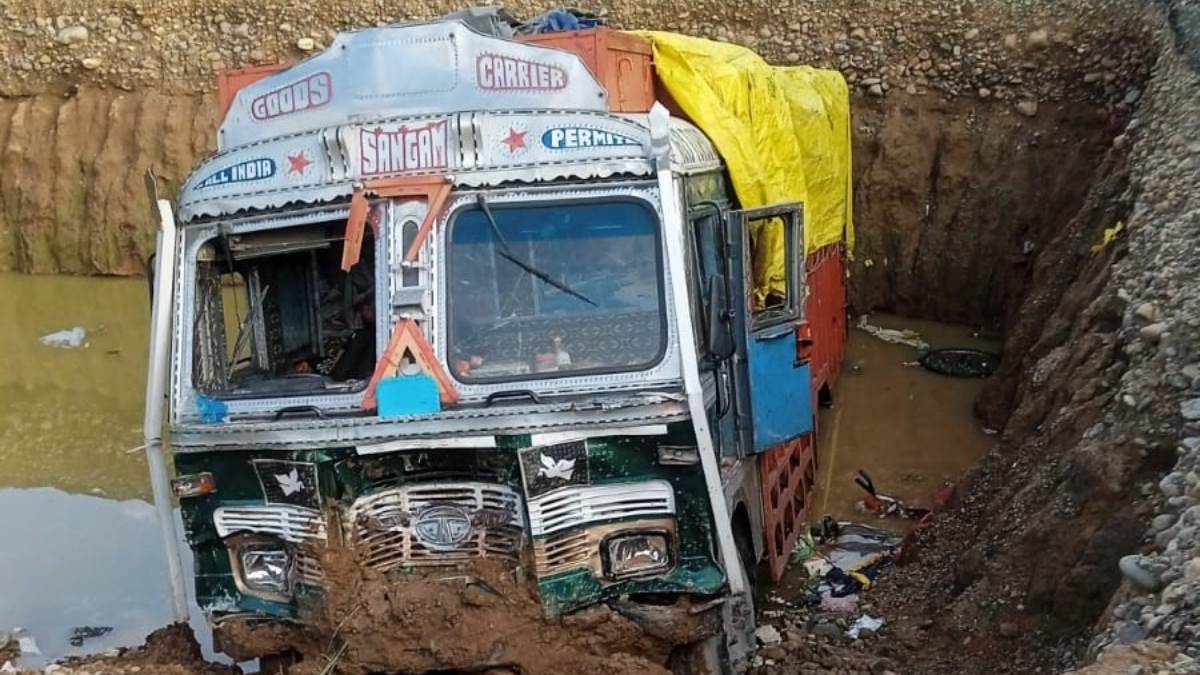 https://www.jagranimages.com/images/newimg/24072023/24_07_2023-accident_in_jammu_23480877_142754411.jpg