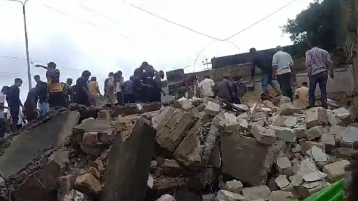 Gujarat Rain: गुजरात के जूनागढ़ में बड़ा हादसा, एक मंजिला इमारत गिरी; कई लोग दबे (फोटो जागरण)