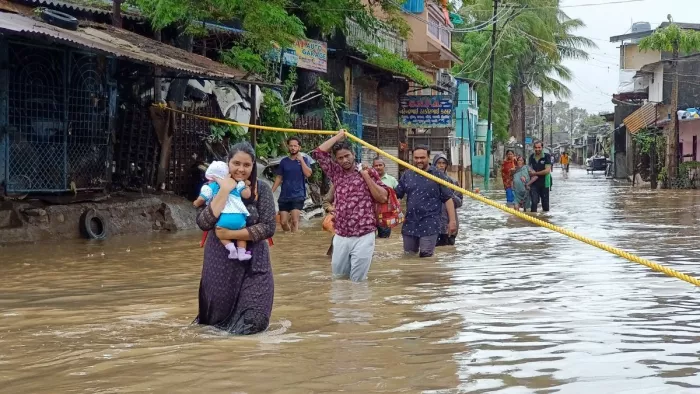 गुजरात के कुछ हिस्सों में भारी बारिश, द्वारका बांध का जलस्तर बढ़ा।