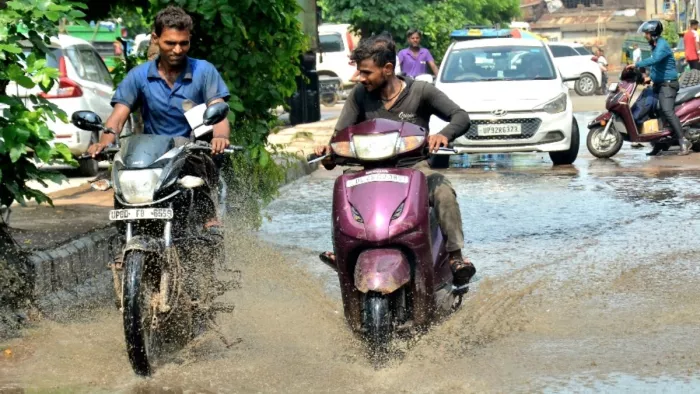 आगरा में बारिश में बाद सड़कों पर जलजमाव हो गया। जागरण