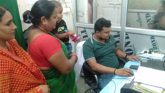 जिला मेमोरियल अस्पताल में अष्युमान कार्ड बनवाती महिलाएं -जागरण