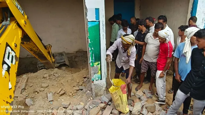 जेसीबी से खोदाई कर सांप के बिल को खोजते लोग। जागरण