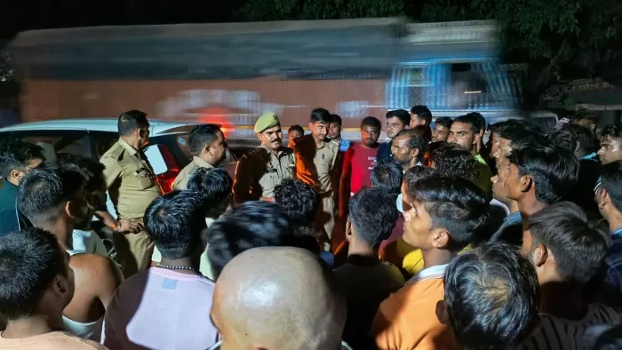 Bulandshahr News: हादसे के बाद मौके पर जुटी भीड़।
