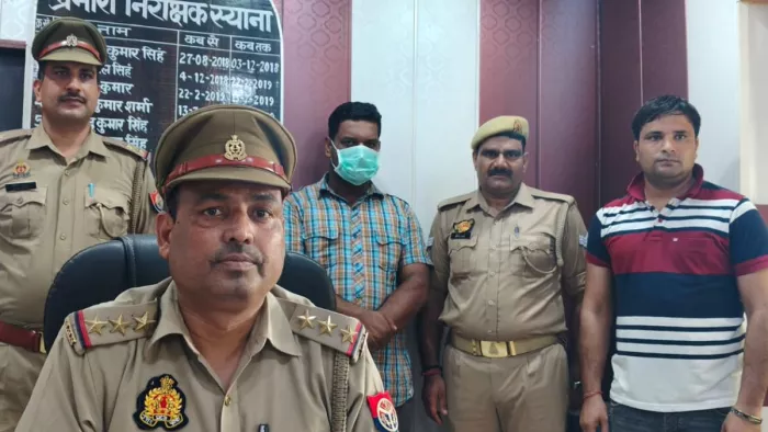 स्याना कोतवाली में कोतवाल प्रभारी शैलेंद्र प्रताप सिंह के साथ गिरफ्तार किए गए बदमाश और अन्य। जागरण