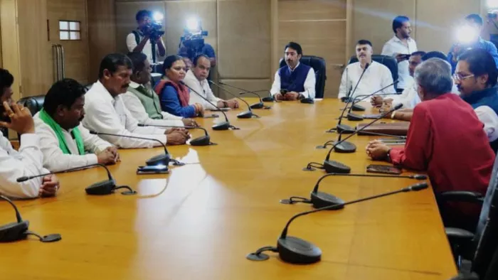 कांग्रेस प्रभारी गुलाम अहमद मीर व प्रदेश कांग्रेस नेता व विधायक।