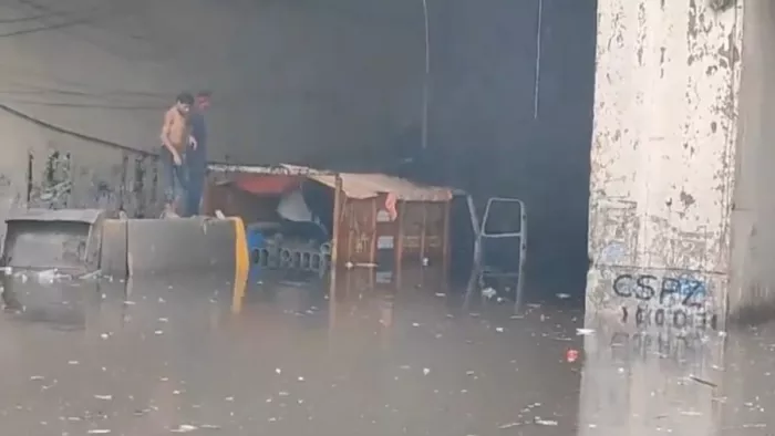 बारिश से जखीरा अंडरपास में हुए जलभराव में फंसा ट्रक। फोटो- जागरण