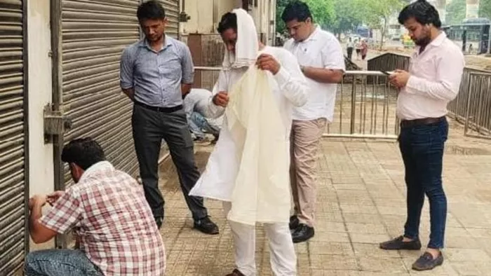 डीएलएफ फेज एक मेट्रो स्टेशन पर दुकानों को सील करती एचएसवीपी की टीम।