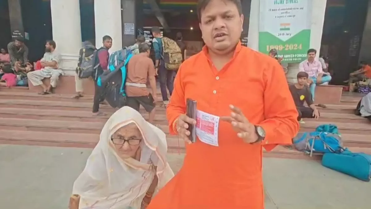 हरिद्वार से भटक राजस्थान पहुंची 100 वर्षीय महिला, नोएडा के उद्यमियों ने पहुंचाया झांसी