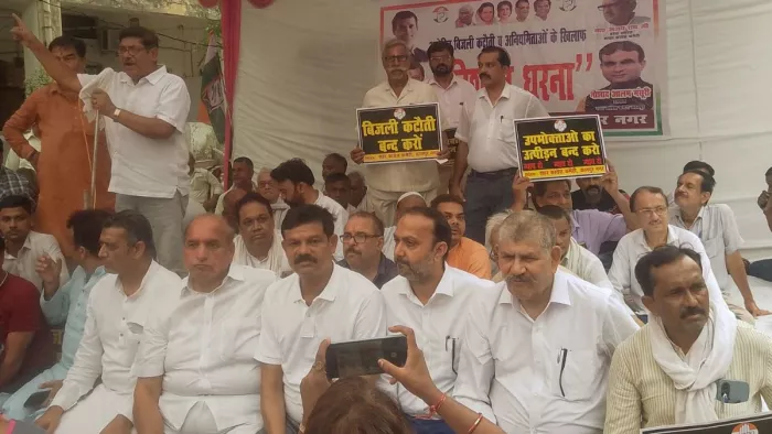 केस्को मुख्यालय के बाहर धरने पर बैठे कांग्रेसी। जागरण