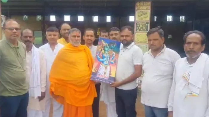 यशवीर महाराज होटल और ढाबा संचालकों को भगवान वराह की तस्वीर डिस्प्ले करने का आग्रह कर रहे हैं।