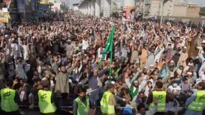 pakistan mqm leader raised questions on pakistani army for firing on protesters