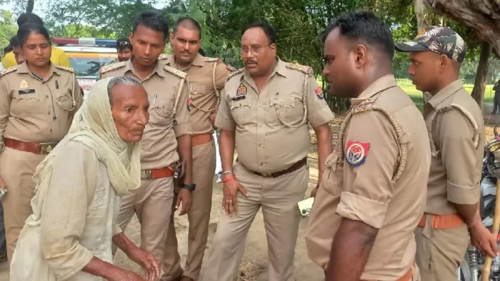 पुलिस से बुलडोजर कार्रवाई न करने की गुहार लगाती बुजुर्ग महिला।- जागरण