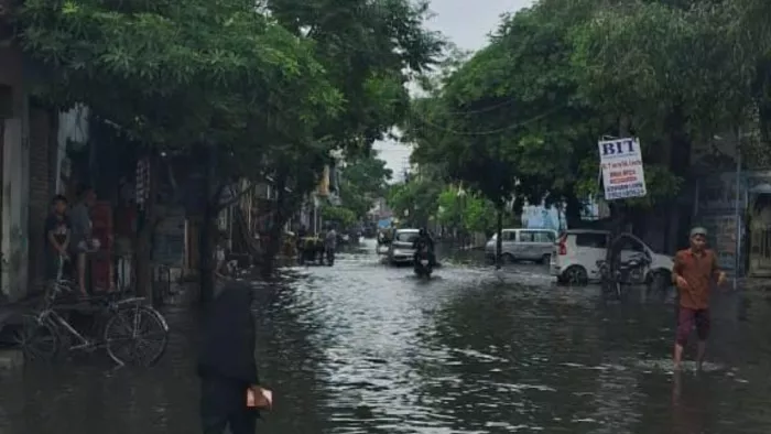 Weather Update: बारिश के बाद सड़क पर भरा पानी।