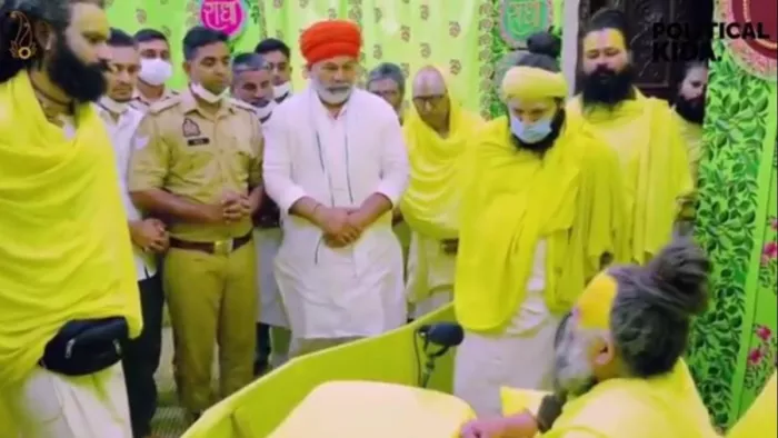 Mathura News: संत प्रेमानंद से मिलने के दौरान राकेश टिकैत।