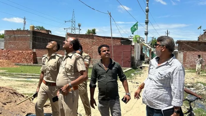 रिसिया के जगदीशपुर में जांच करती विजिलेंस टीम। जागरण