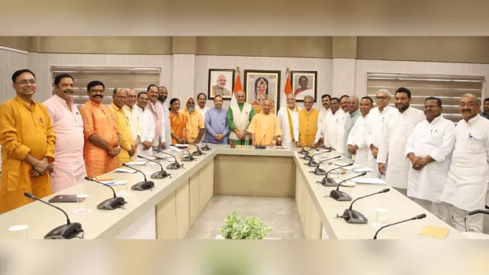 लखनऊ में बरेली मंडल के विधायकों व एमएलसी के साथ सीएम योगी की बैठक
