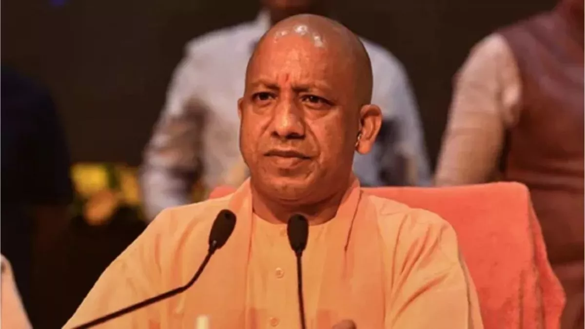मुख्यमंत्री योगी की समीक्षा बैठक के दौरान अचानक उठने लगा था धुआं, JE के बाद अब ADO पर गिरी गाज