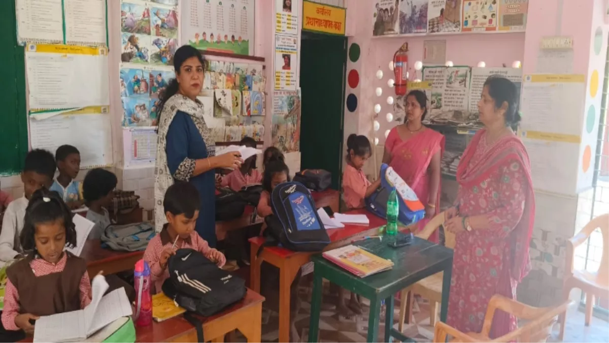 Maharajganj News: प्रभारी प्रधानाध्यापिका पर छात्र-छात्राओं का रोते हुए वीडियो वायरल करने का आरोप, निलंबित