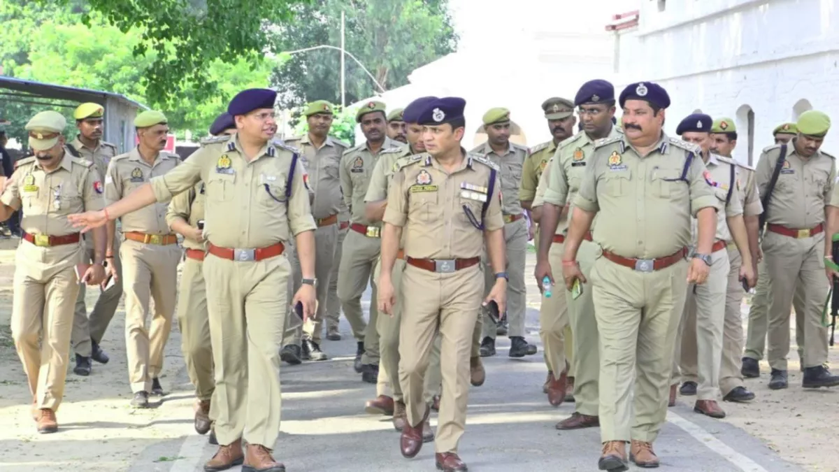 Azamgarh News: जिले में पहुंचे पुलिस महानिदेशक वाराणसी जोन, जाना कानून का हाल, दिए निर्देश